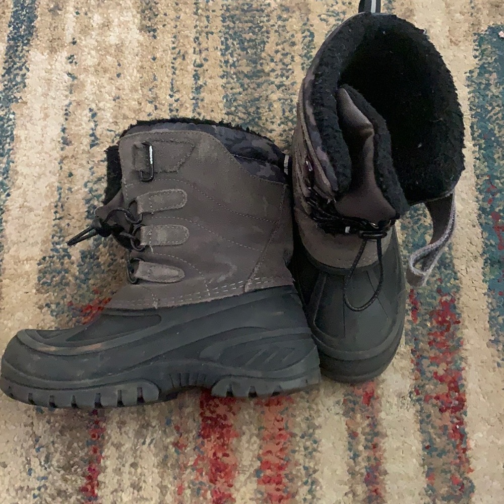 Boys Khombu size 2 snow boots